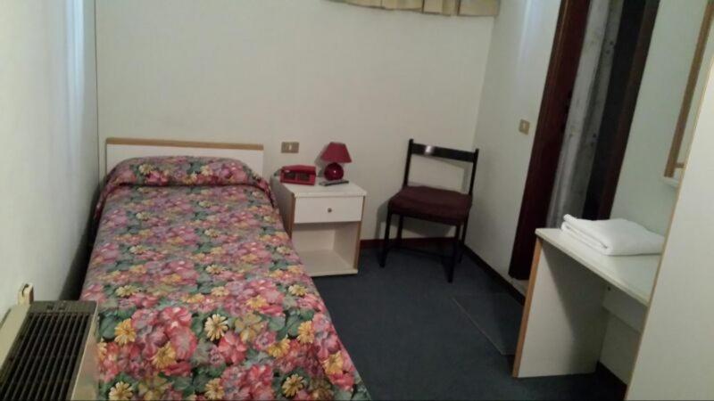 Hotel Primavera ديسينسانو ديل غاردا الغرفة الصورة
